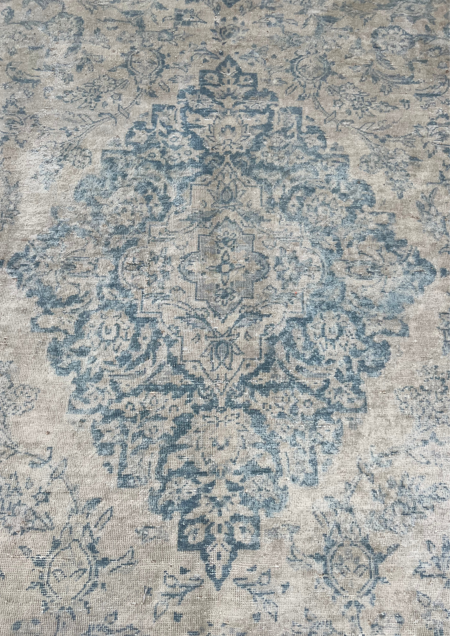 Rug No: 0601 / Size 3.83m x 2.76m